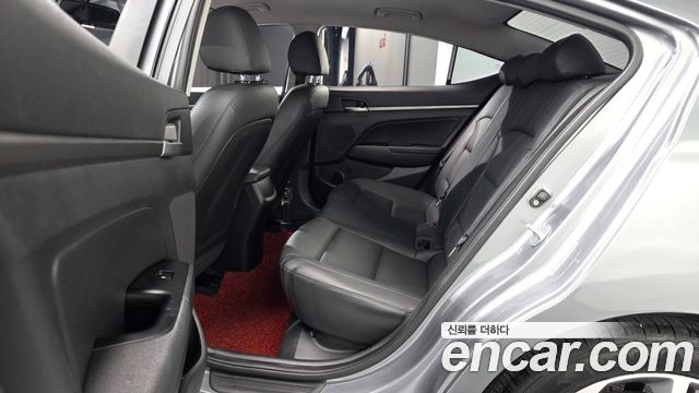 Hyundai AVANTE 2018 — photo 18