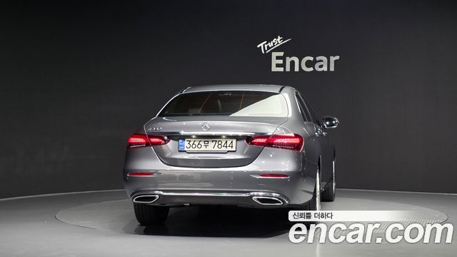 Mercedes-Benz E-Class 2022 — photo 4