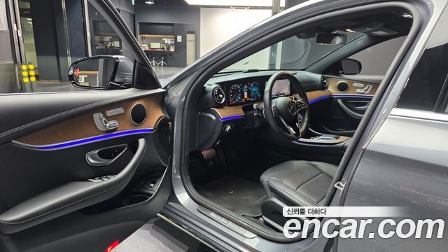 Mercedes-Benz E-Class 2022 — photo 13