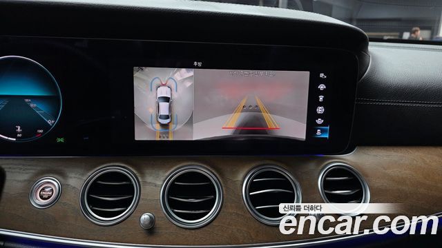 Mercedes-Benz E-Class 2022 — photo 21