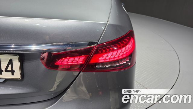 Mercedes-Benz E-Class 2022 — photo 9