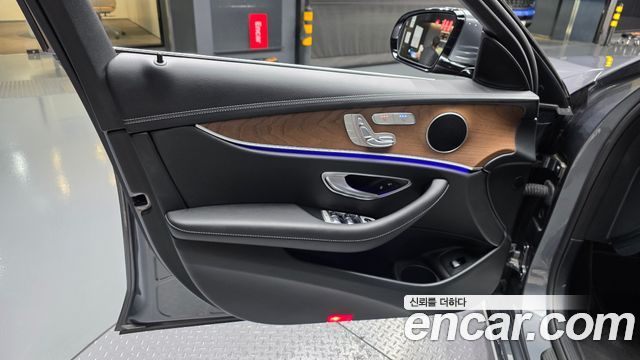 Mercedes-Benz E-Class 2022 — photo 14