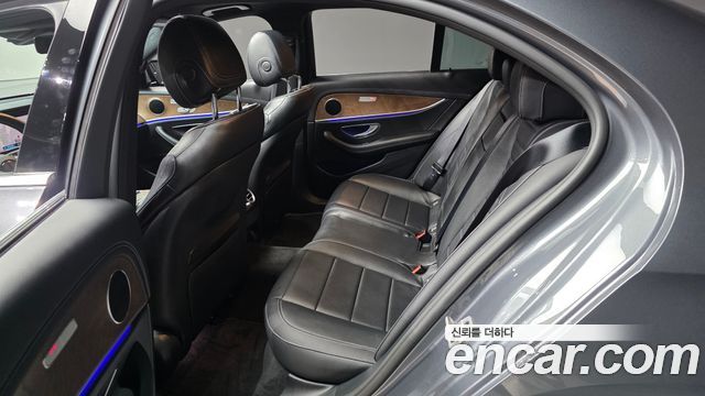 Mercedes-Benz E-Class 2022 — photo 16