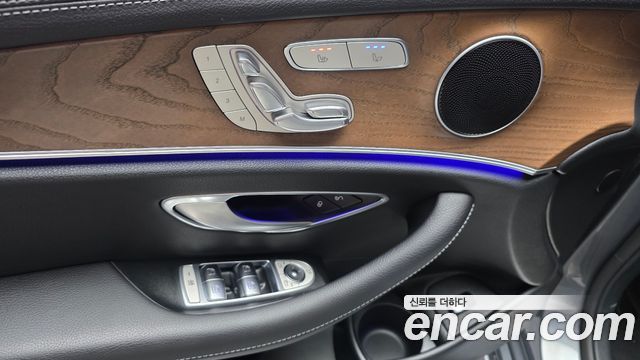 Mercedes-Benz E-Class 2022 — photo 29