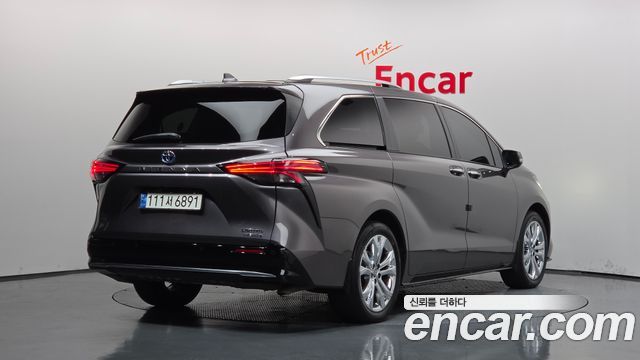 Toyota Sienna 2022 — photo 2