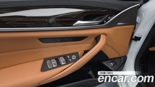 BMW 5-Series 2021 — photo 24