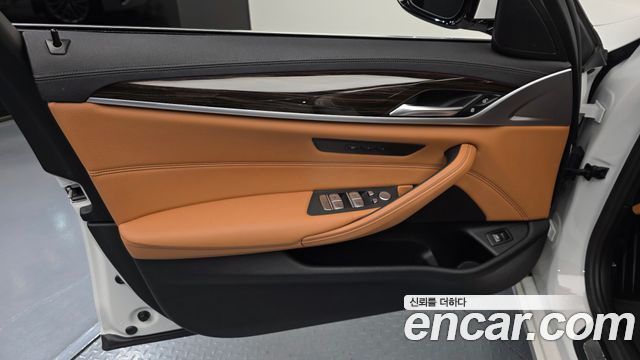 BMW 5-Series 2021 — photo 14