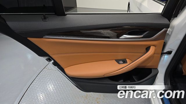 BMW 5-Series 2021 — photo 15