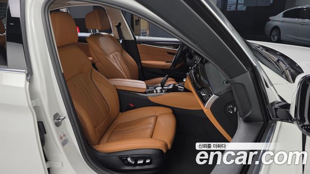 BMW 5-Series 2021 — photo 16