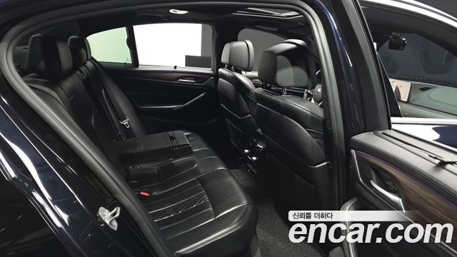 BMW 5-Series 2018 — photo 18