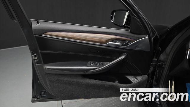 BMW 5-Series 2018 — photo 14