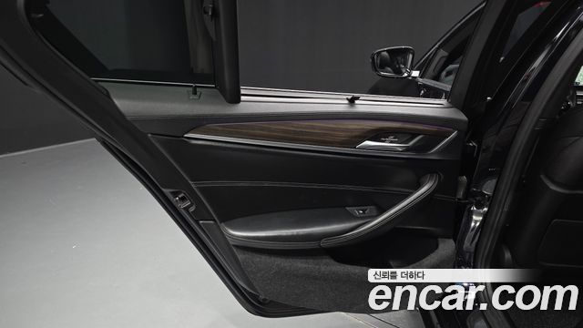 BMW 5-Series 2018 — photo 15
