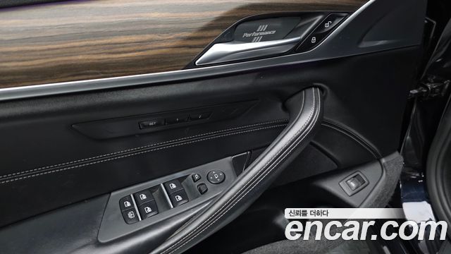 BMW 5-Series 2018 — photo 30