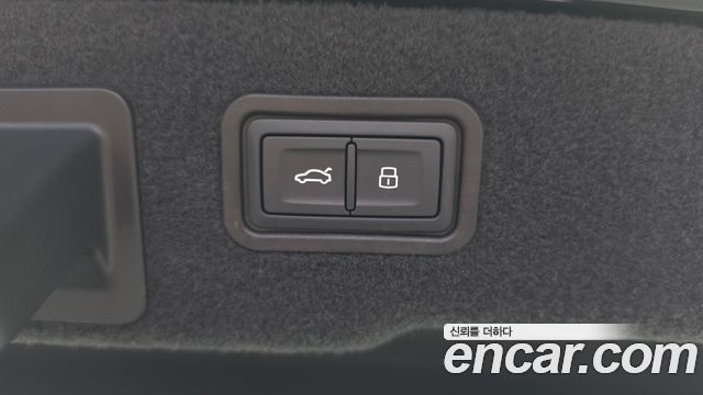 Audi A8 2023 — photo 32