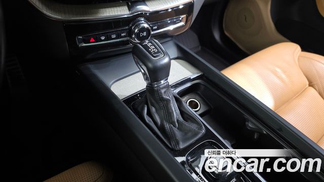 Volvo XC60 2018 — photo 9