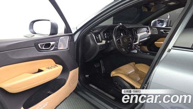 Volvo XC60 2018 — photo 10