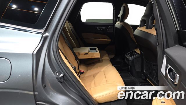 Volvo XC60 2018 — photo 11