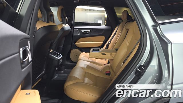 Volvo XC60 2018 — photo 12