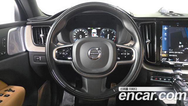 Volvo XC60 2018 — photo 13