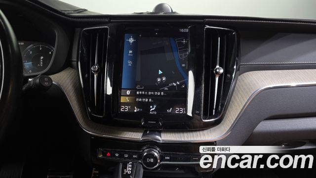 Volvo XC60 2018 — photo 14