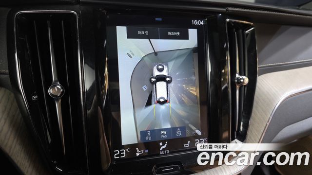 Volvo XC60 2018 — photo 15
