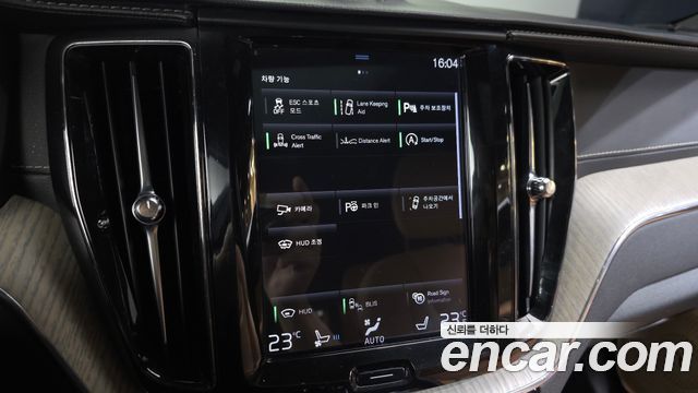 Volvo XC60 2018 — photo 16