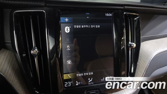 Volvo XC60 2018 — photo 17