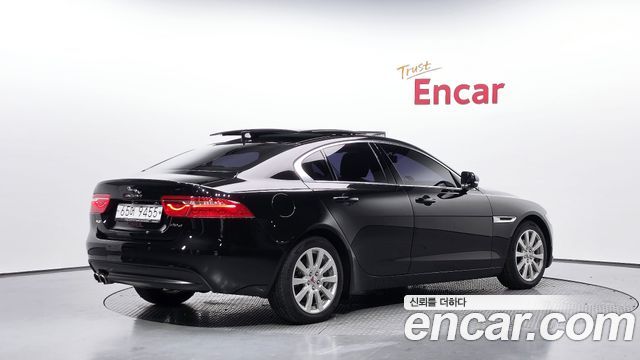 Jaguar XE 2018 — photo 2