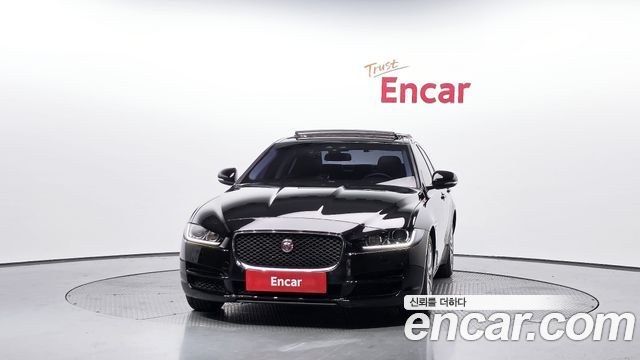 Jaguar XE 2018 — photo 3
