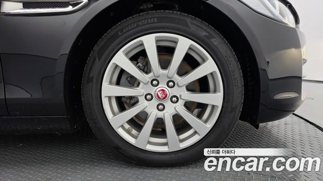 Jaguar XE 2018 — photo 5