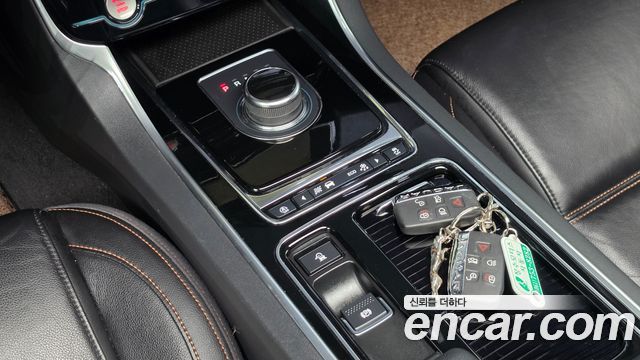 Jaguar XE 2018 — photo 9