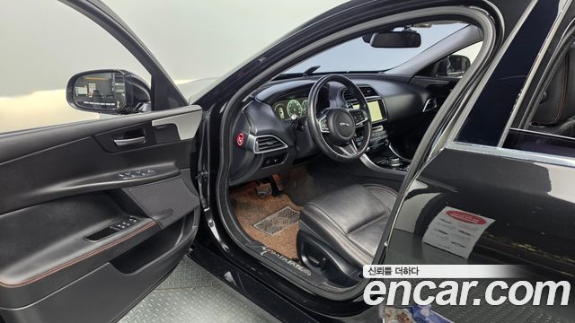 Jaguar XE 2018 — photo 10