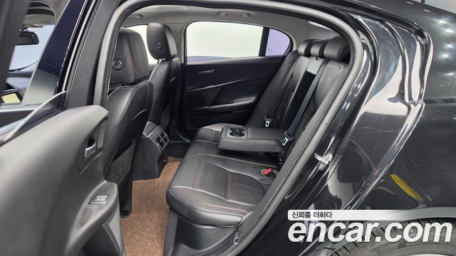 Jaguar XE 2018 — photo 11