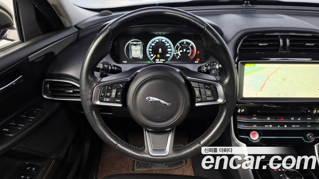Jaguar XE 2018 — photo 12