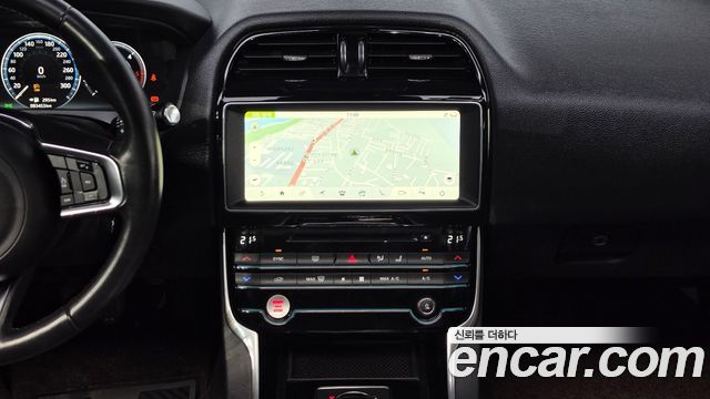 Jaguar XE 2018 — photo 13