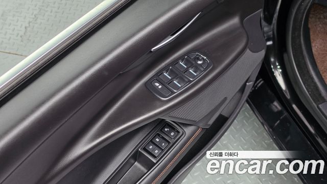 Jaguar XE 2018 — photo 18