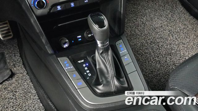 Hyundai AVANTE 2017 — photo 12