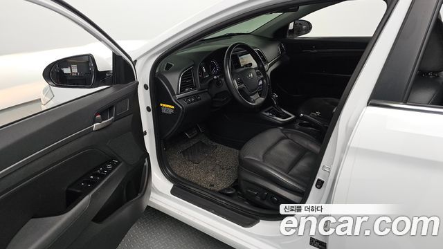Hyundai AVANTE 2017 — photo 13
