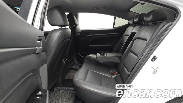 Hyundai AVANTE 2017 — photo 17