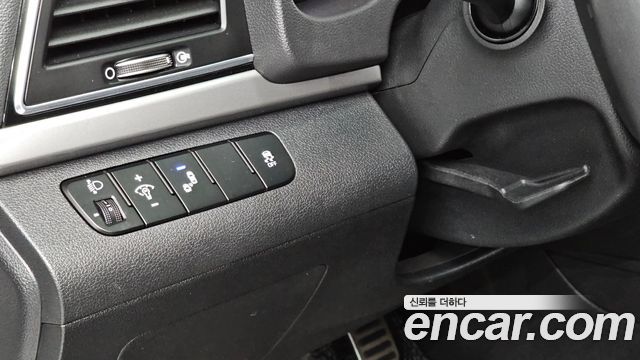 Hyundai AVANTE 2017 — photo 19