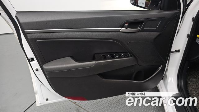 Hyundai AVANTE 2017 — photo 14