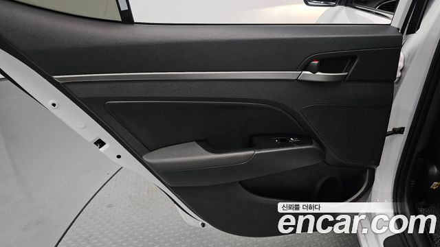 Hyundai AVANTE 2017 — photo 15
