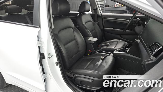 Hyundai AVANTE 2017 — photo 16