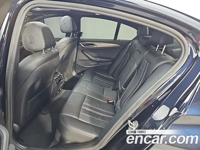BMW 5-Series 2018 — photo 11