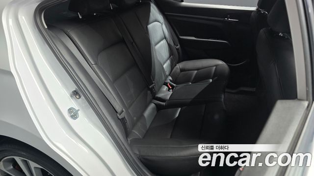 Hyundai AVANTE 2018 — photo 11