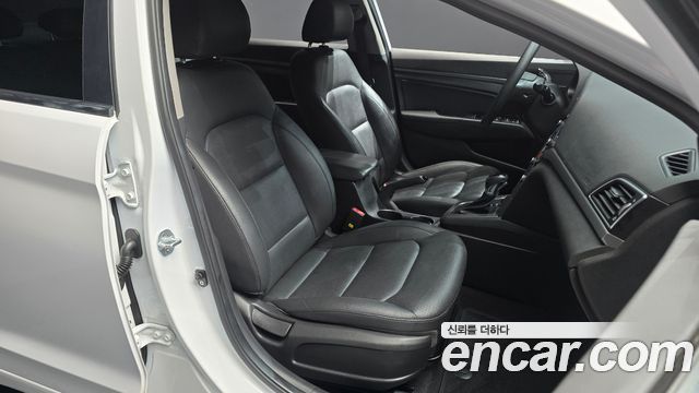 Hyundai AVANTE 2018 — photo 12