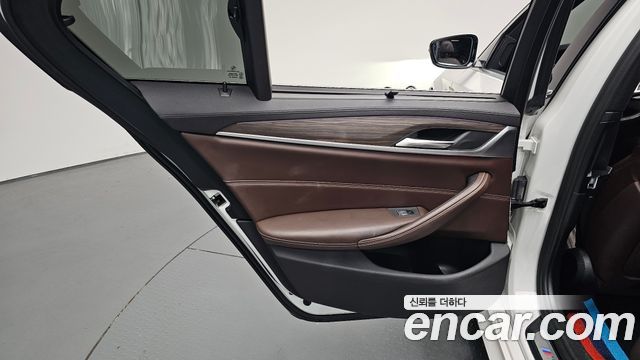 BMW 5-Series 2020 — photo 15