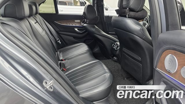 Mercedes-Benz E-Class 2019 — photo 17