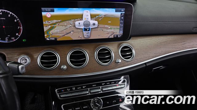 Mercedes-Benz E-Class 2019 — photo 19