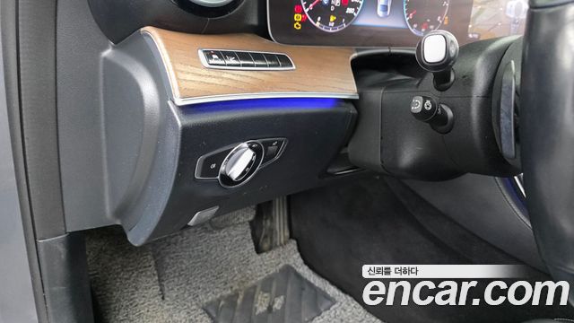 Mercedes-Benz E-Class 2019 — photo 23